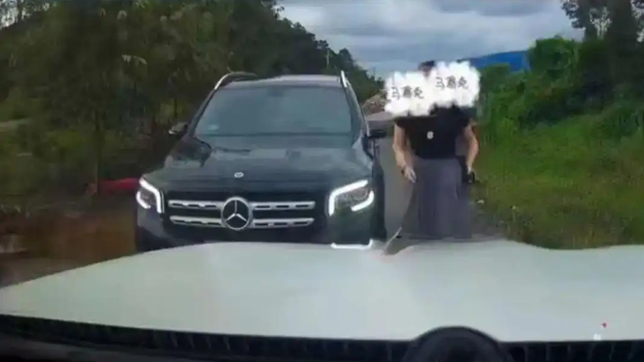 防城港市委市政府调查组通报女司机亮证逼迫让路事件